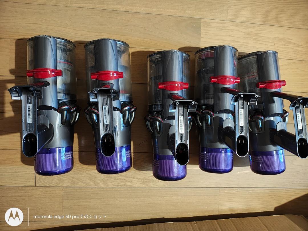 Dyson SV14コードレスクリーナー 本体とアタッチメント　ジャンク品 Dyson SV14 コードレスクリーナー ジャンク品