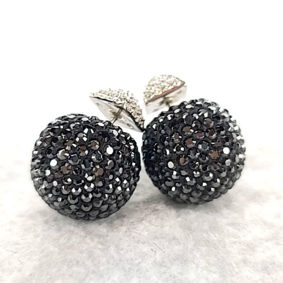 【NEW限定品】 ピアス 極美品/スワロフスキー ブラックボール メルカリ - アクセサリー