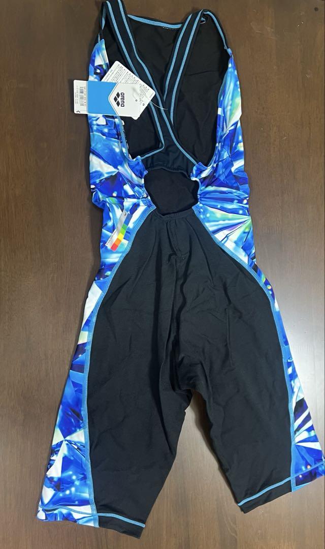 新品未使用　アリーナタフスーツ　Mサイズ　水着
