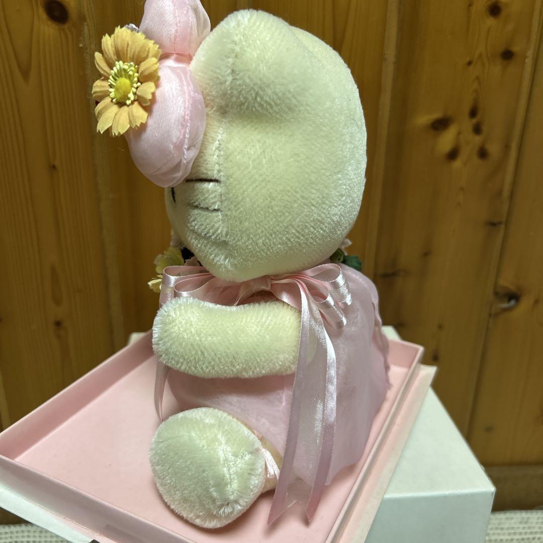ハローキティ ぬいぐるみ 花飾り付き - メルカリ