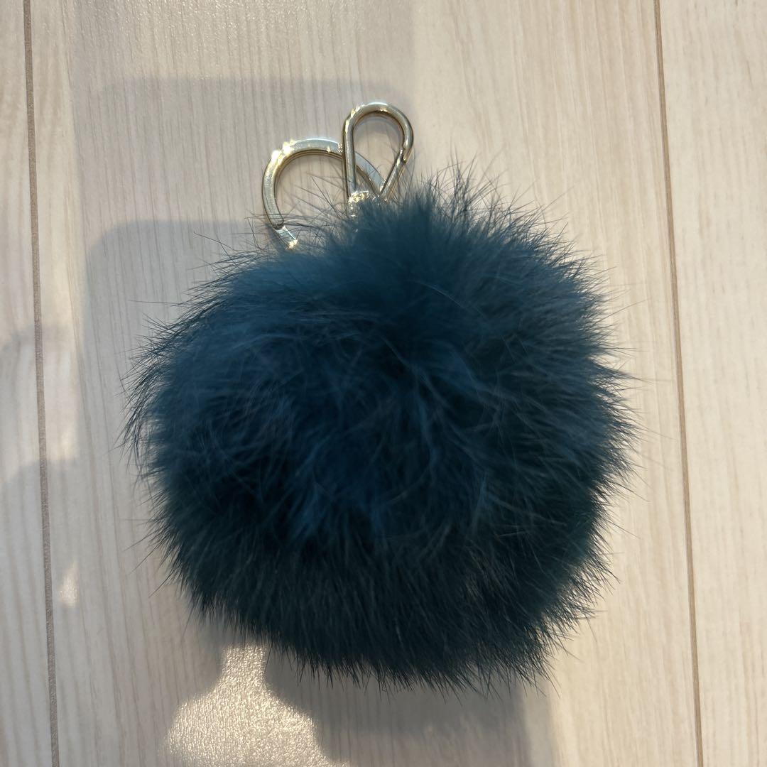 発掘 - 新登場ブランド 美品】FURLA グリーンファー チャーム - メルカリ 小物