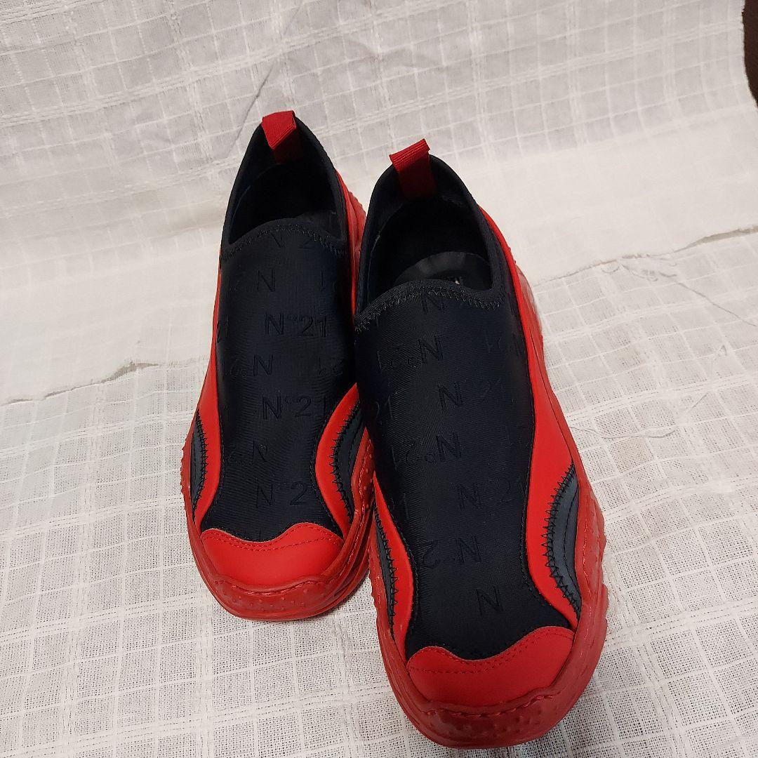 人気定番の ヌメロヴェントゥーノ赤黒スリッポンスニーカー厚底 靴