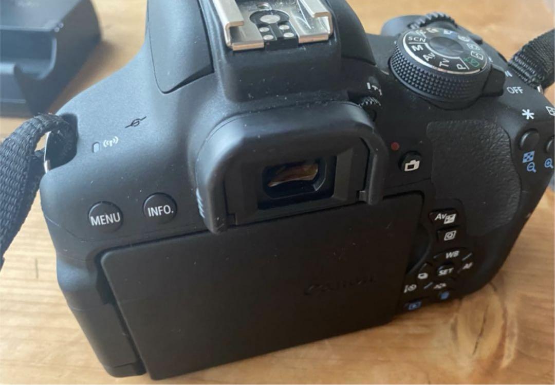canon eos kiss x8i ダブルズームキット 単焦点レンズ付き