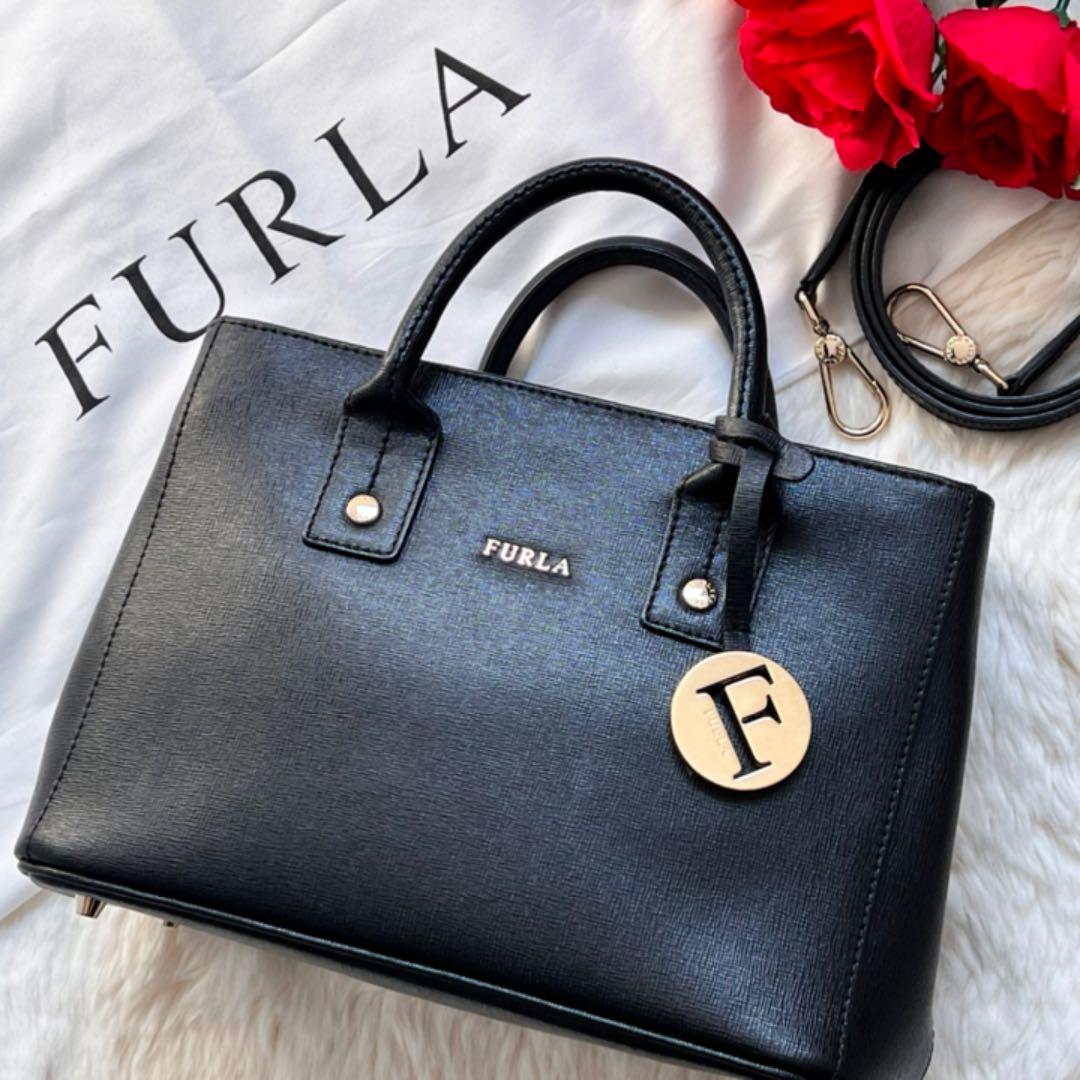 ブルー系完成品 極美品✨フルラ ショルダーバッグ 2way リンダ 黒 超話題新作 美品★コーチターンロックキャリーオール 黒 クロスグレインレザー55679 ハンドバッグ