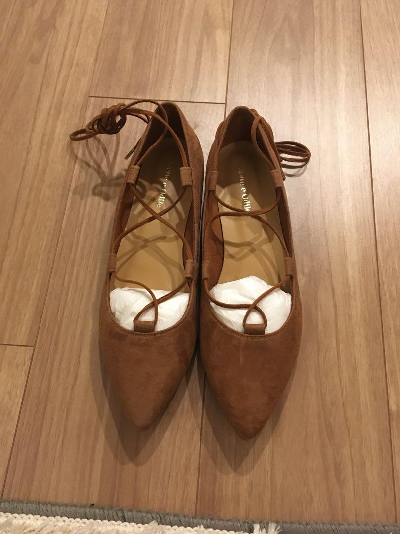 Odette e Odile レースアップフラットパンプス キャメル