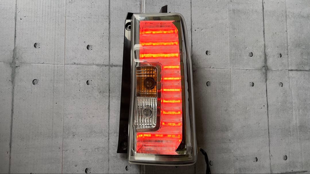 DAIHATSU タントカスタム 純正 テールランプ 右側 LA600S DAIHATSU タントカスタム 純正 テールランプ 右側 LA600S