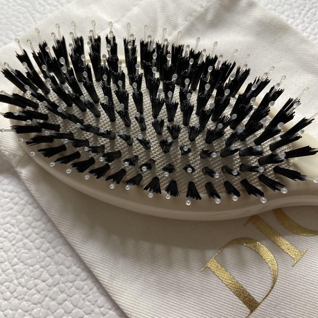 Dior ノベルティ「ヘアブラシ 専用ポーチ付き」新品 - メルカリ