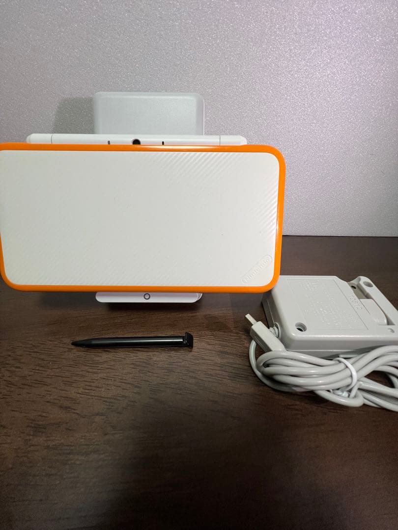 NEWニンテンドー2dsll ホワイト×オレンジ 箱無し 充電器ありNintendo 3DS