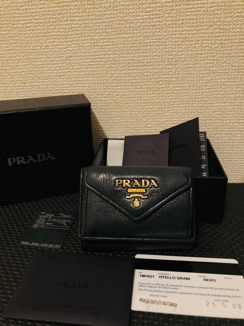 プラダ 三つ折り財布