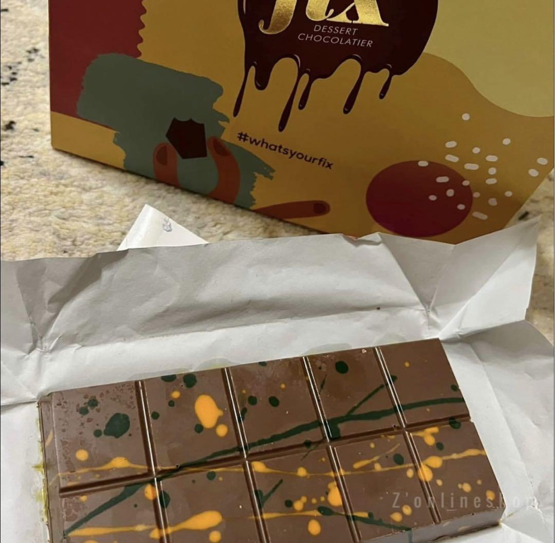 ピスタチオオリジナル1個とピスタチオダークチョコレート1個