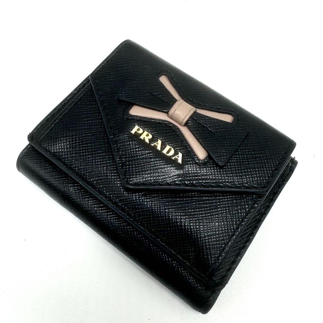 【超希少・美品✨】プラダ　三つ折り財布　リボン　サフィアーノレザー ブラック