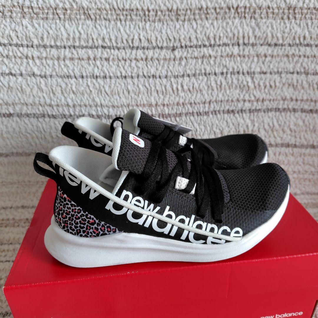 New Balance ブラックスニーカー