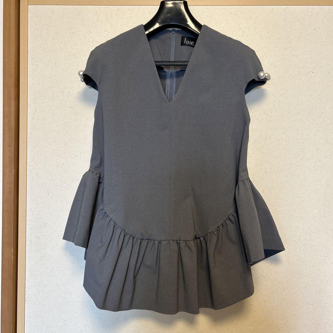 hue DAY TO EVENING｜《手洗い可》パールペプラムTシャツ