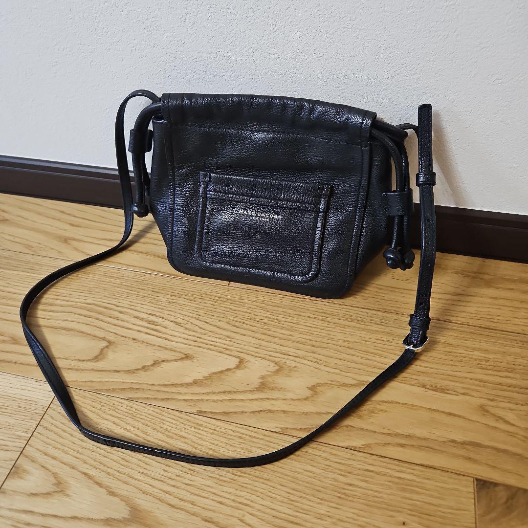 MARC JACOBS ブラックショルダーバッグ Marc Jacobs ブラック ショルダーバッグ - メルカリ