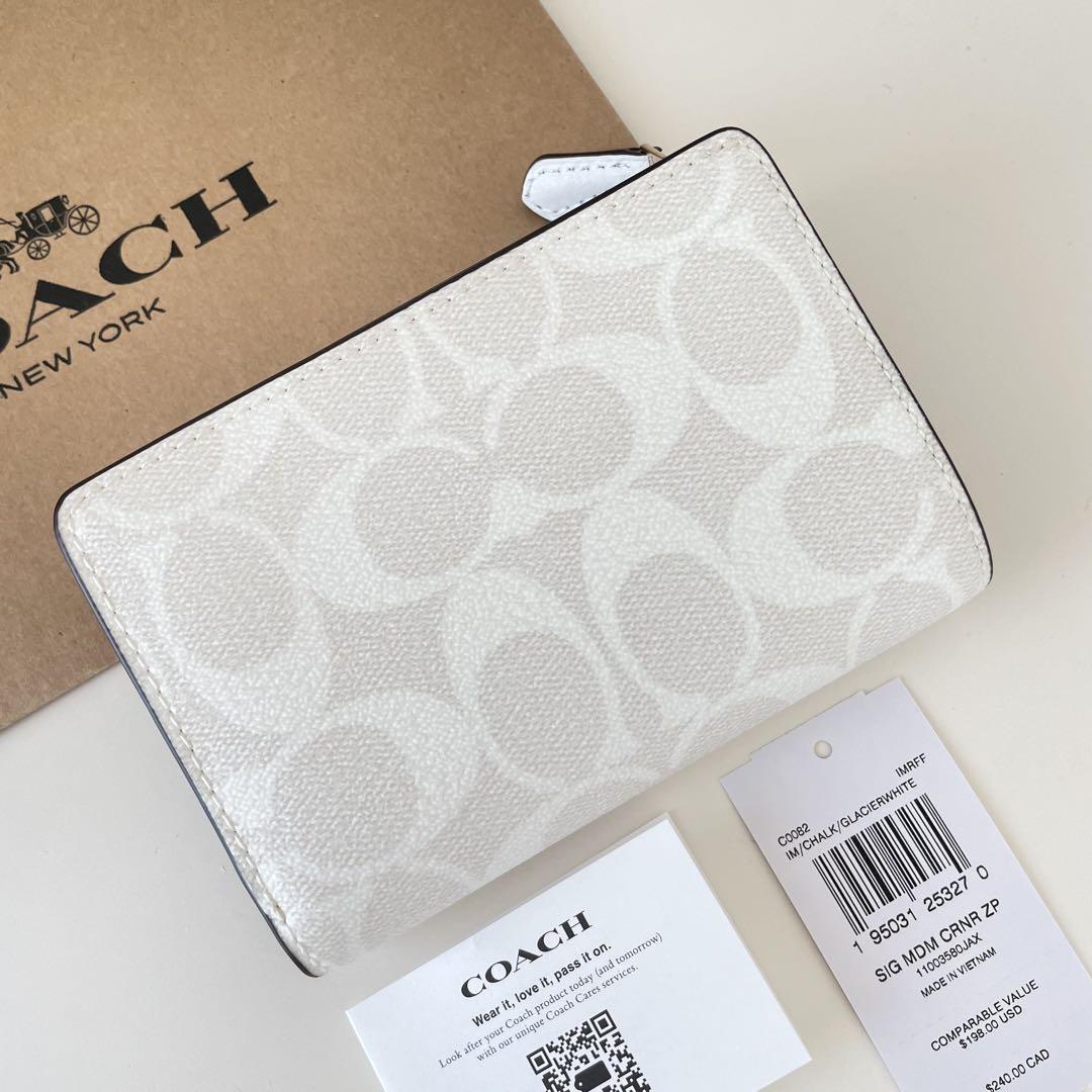 新作☆上品なチョークホワイト【COACH】二つ折り財布 ミニ財布 ホワイト 【公式】COACH – コーチ 財布＆革小物 レディース