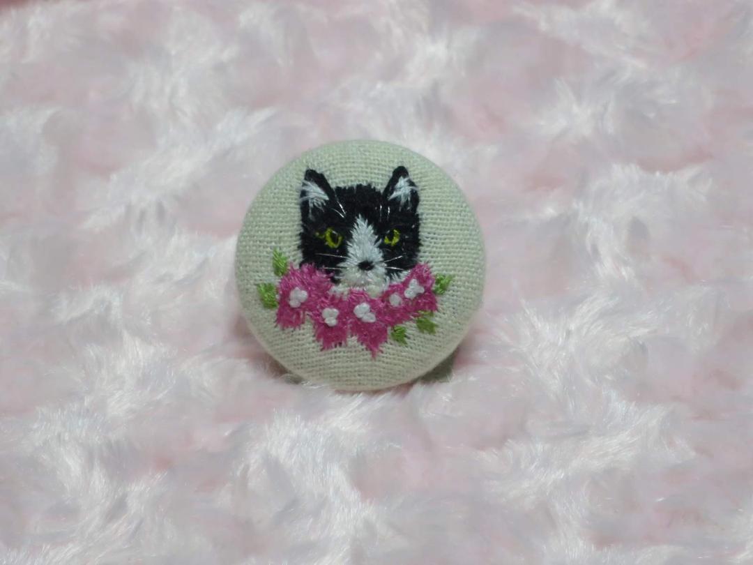 猫のブローチ 猫 刺繍ブローチ くるみボタン 刺繍 - メルカリ