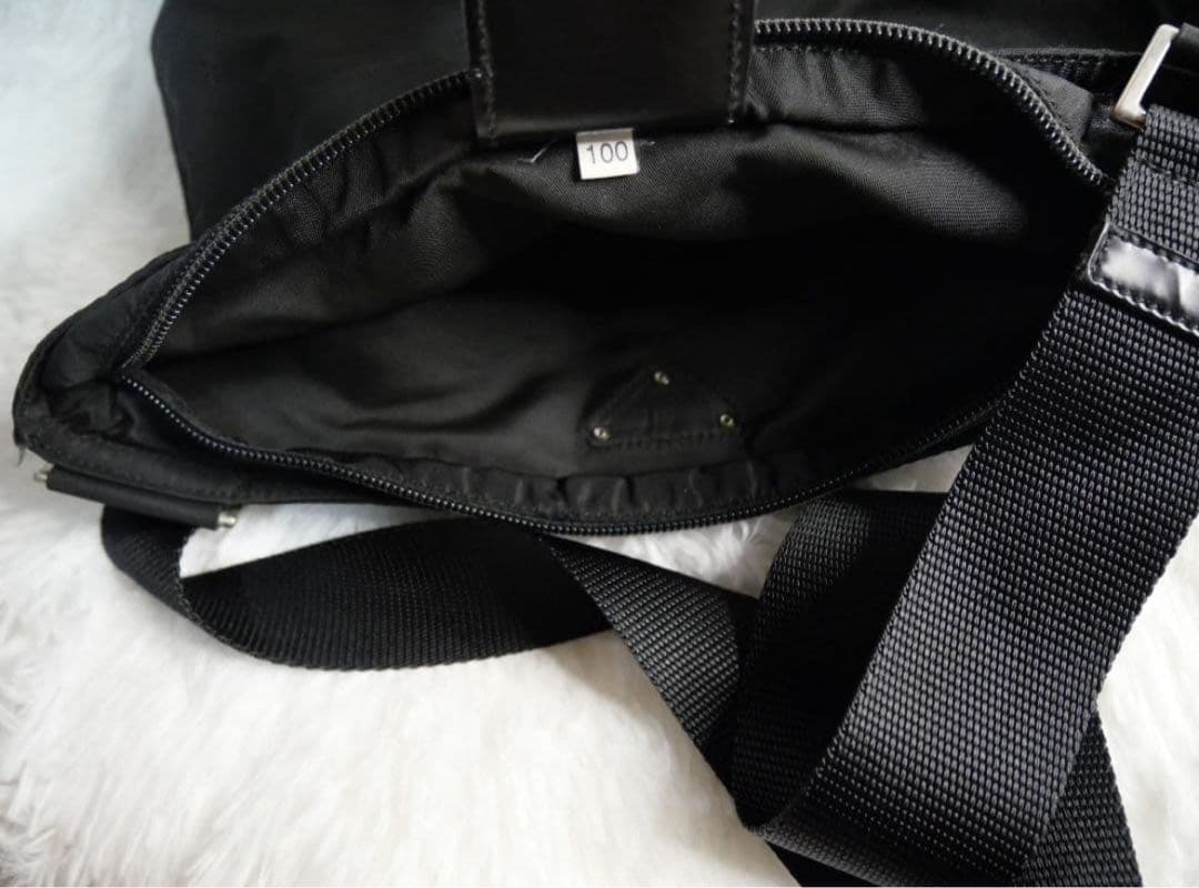 PRADA ブラック ショルダーバッグ ナイロン PRADA ブラック ショルダーバッグ ナイロン