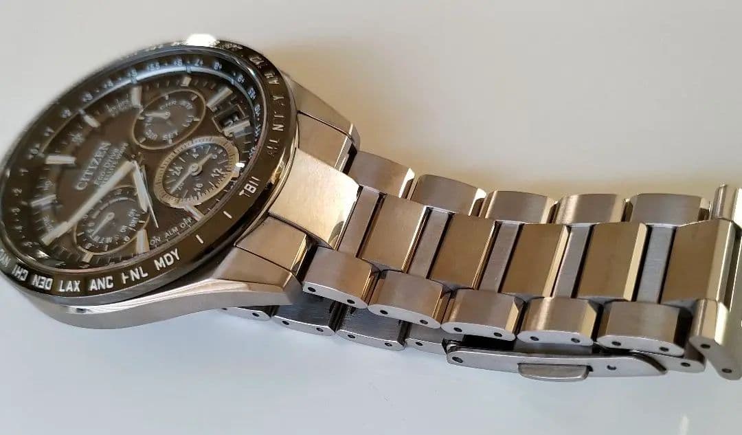 10%OFF】 ソーラー式腕時計 エコドライブチタン仕様の電波腕時計