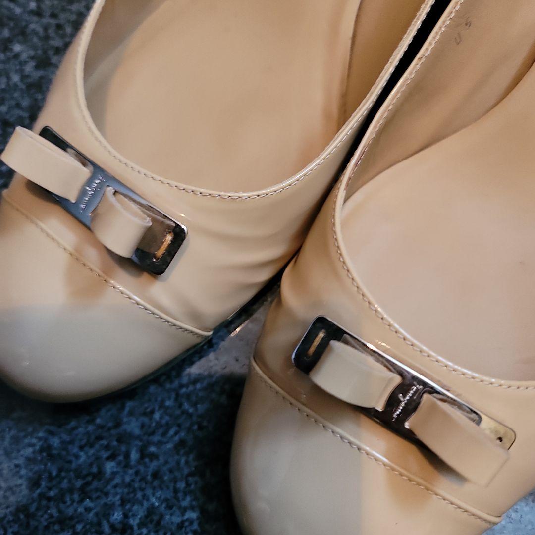 サルバトーレフェラガモ　ベージュパンプス　Salvatore Ferragamo
