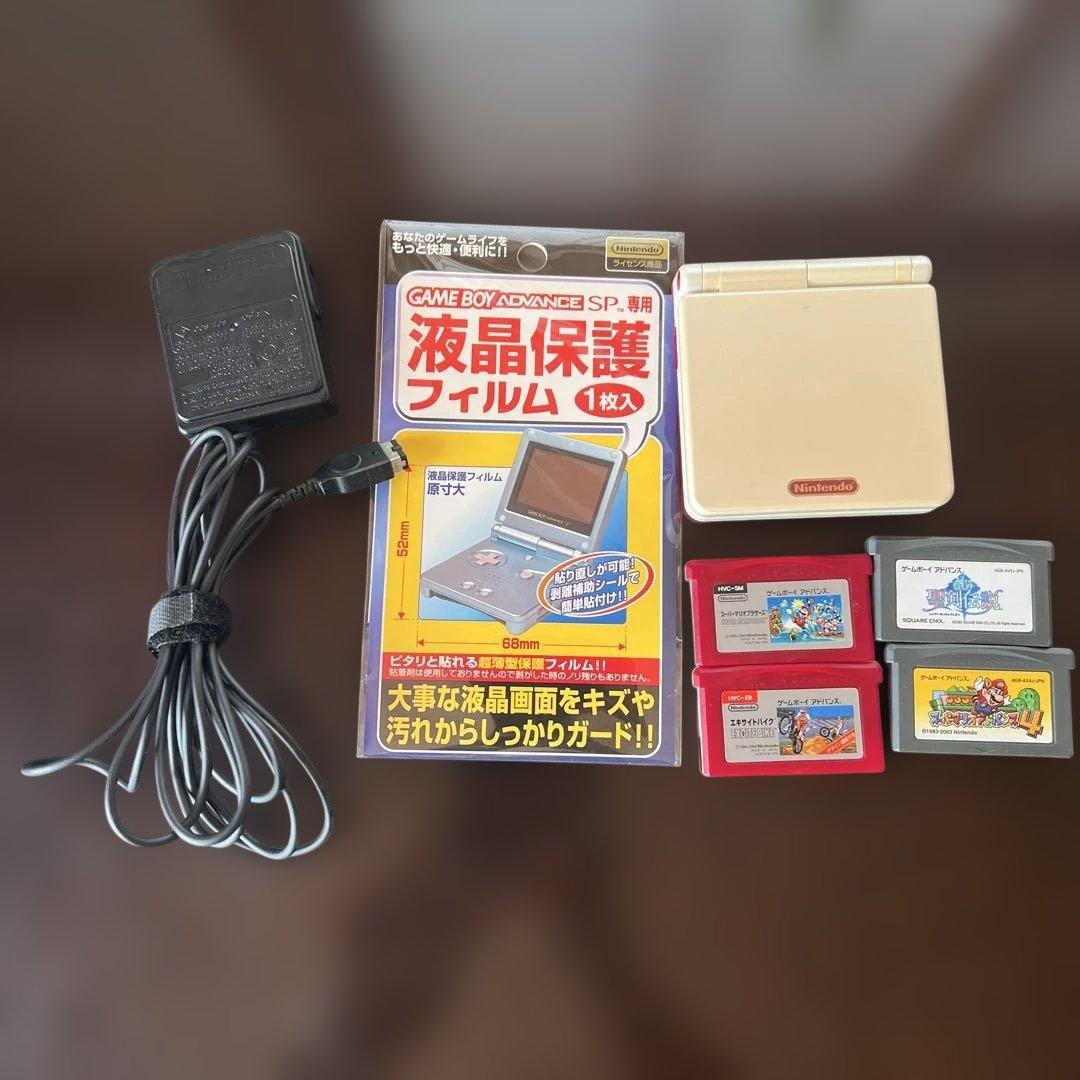 ゲームボーイアドバンスSP ファミコン ソフト4本付き ACアダプターやや傷や汚れあり