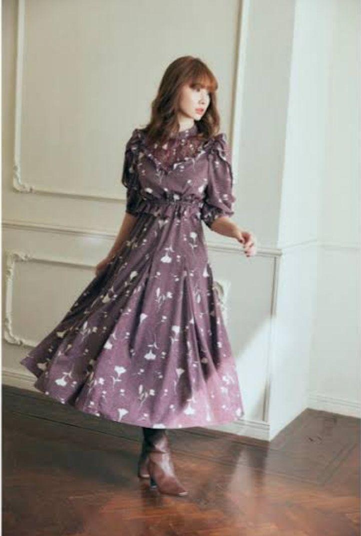 Her lip to floral lace trimmed dress