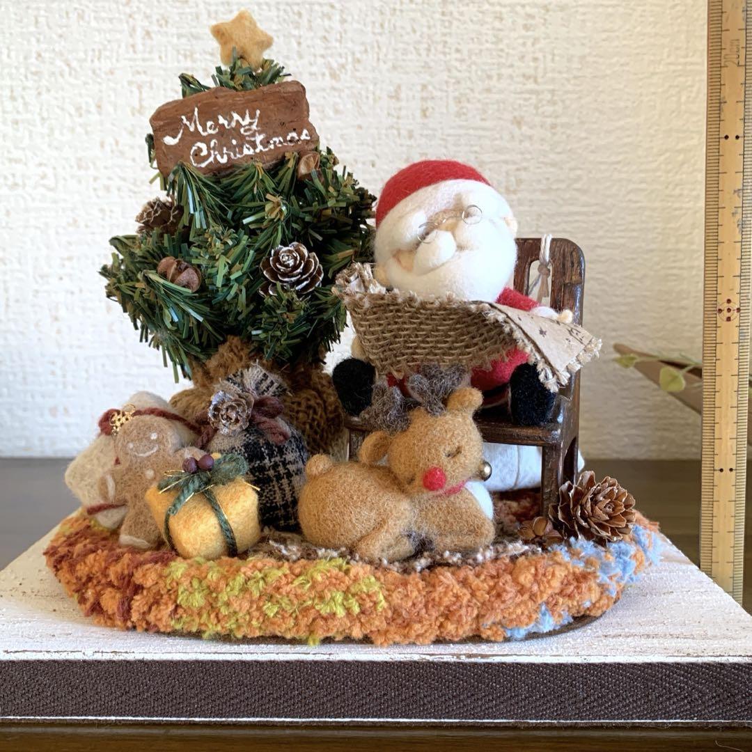 羊毛フェルト　サンタクロースとロッキングチェアー