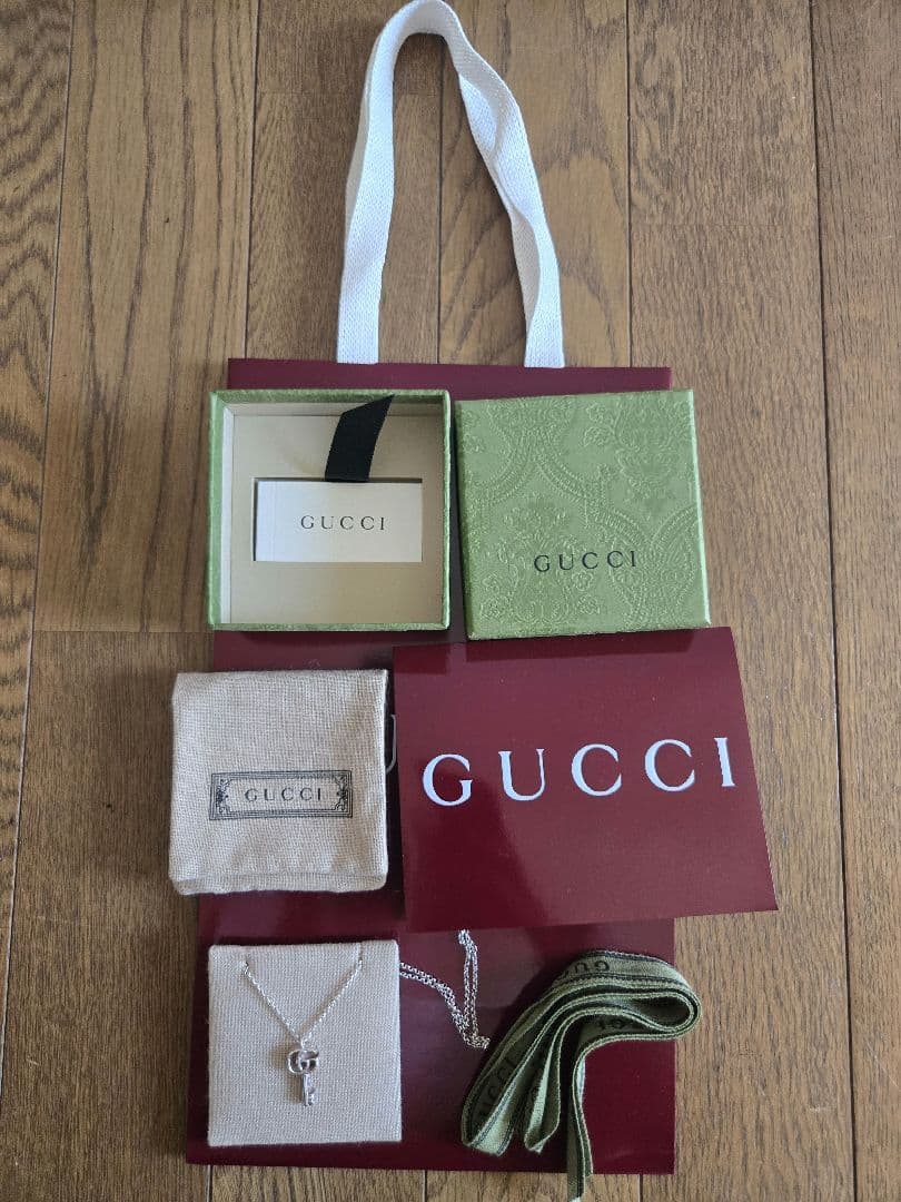 GUCCI シルバーキー型ペンダントネックレス