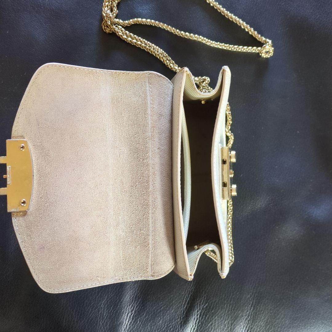 FURLA ベージュ レザー ショルダーバッグ - メルカリ