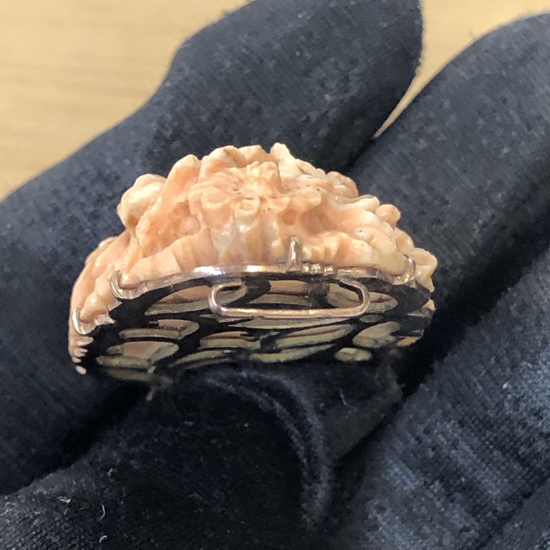 卍 珊瑚帯留