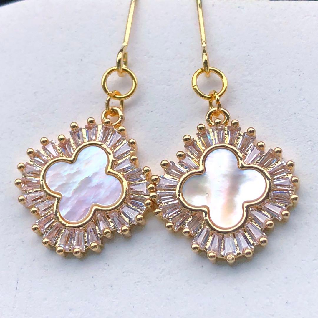 天然石 クローバーホワイトシェル×ジルコニアのピアス14kgf