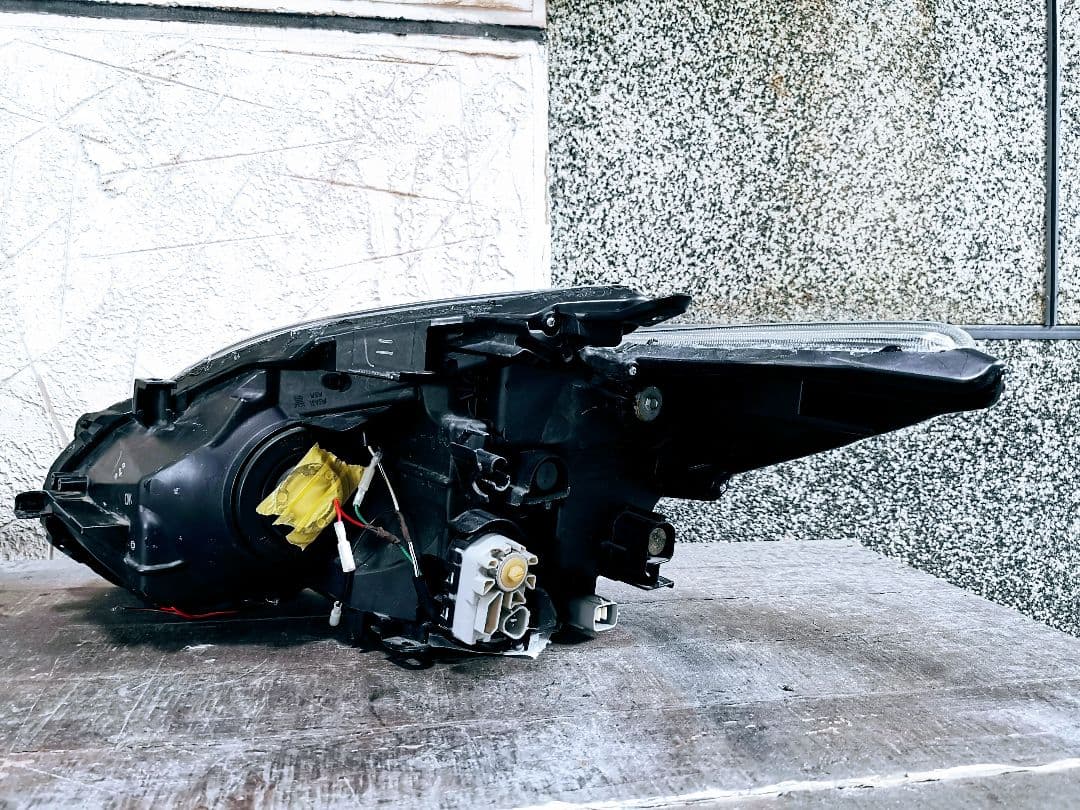 送料込 30プリウス LEDヘッドライト イカリング ZVW30 黄ばみ無し