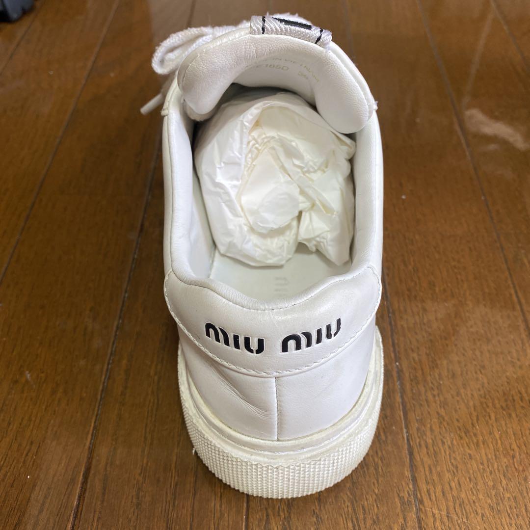 miu miu ホワイト スニーカー - メルカリ