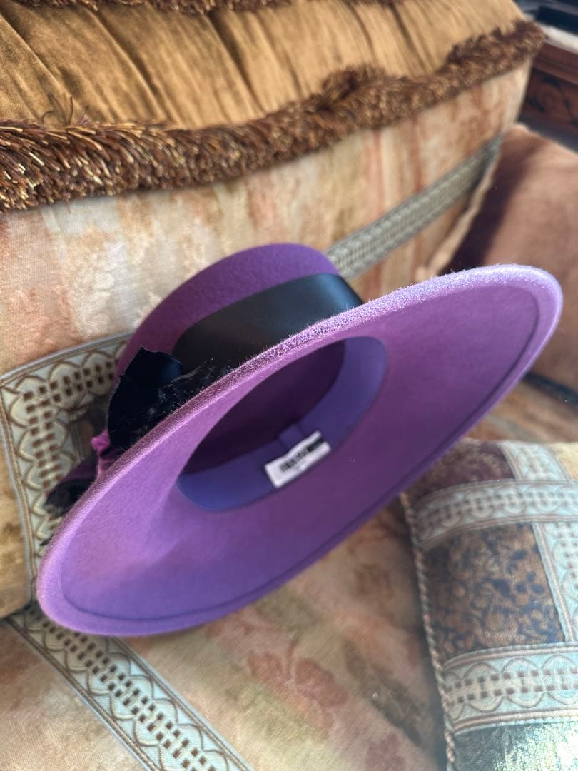 美品⭐︎紫色 ボーラー型ハット 黒いリボン付き 美品⭐︎紫色 ボーラー型ハット 黒いリボン付き