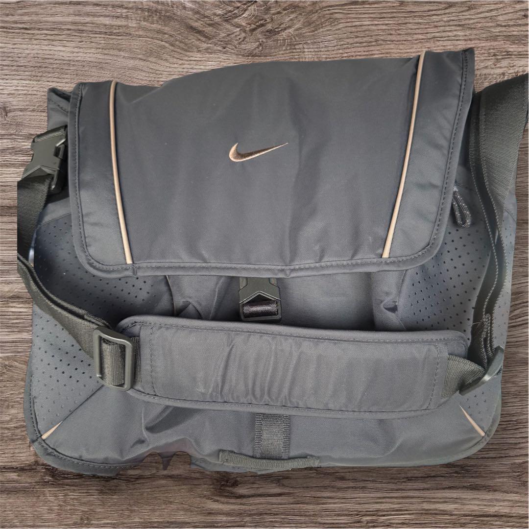 NIKE ナイキ メッセンジャーバッグ ロゴ刺繍 Y2K 黒 NIKE ナイキ メッセンジャーバッグ ロゴ刺繍 Y2K 黒