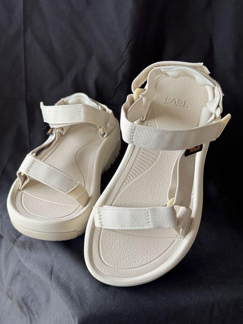 Teva テバ　女性用サンダル　クリーム色靴