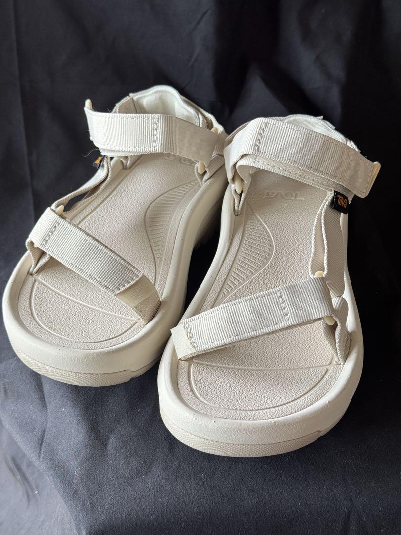 Teva テバ　女性用サンダル　クリーム色