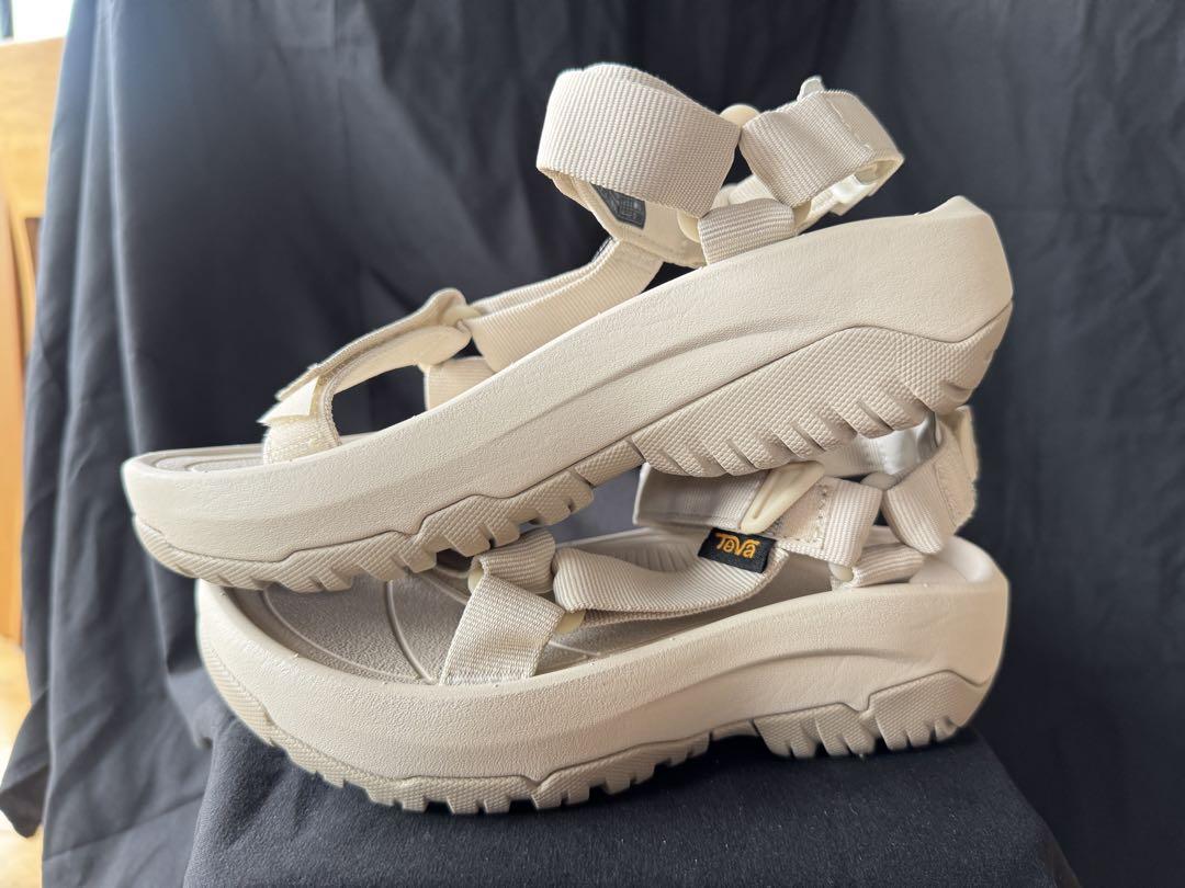 Teva テバ　女性用サンダル　クリーム色