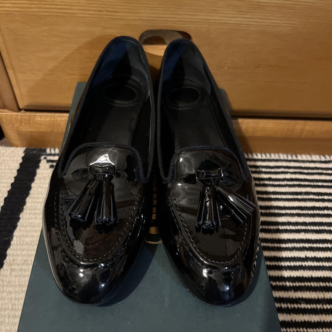 Churchill's タッセル付きブラック ローファー