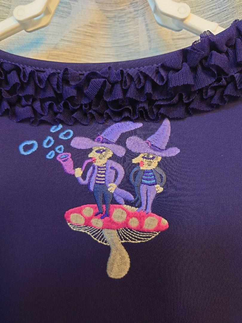 いいスタイル トクコプルミエヴォル⭐️紫地にオズの魔法使いの刺繍で裾フリル トップス