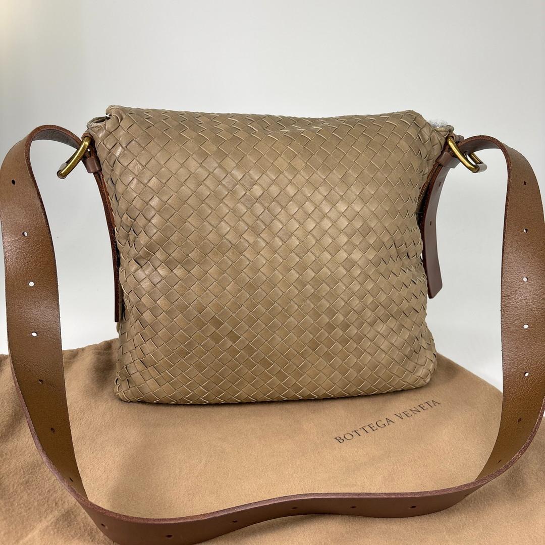 新品同様 ボッテガヴェネタ メッセンジャーバッグ ショルダー イントレチャート 新品同様 ボッテガヴェネタ メッセンジャーバッグ ショルダー イントレチャート