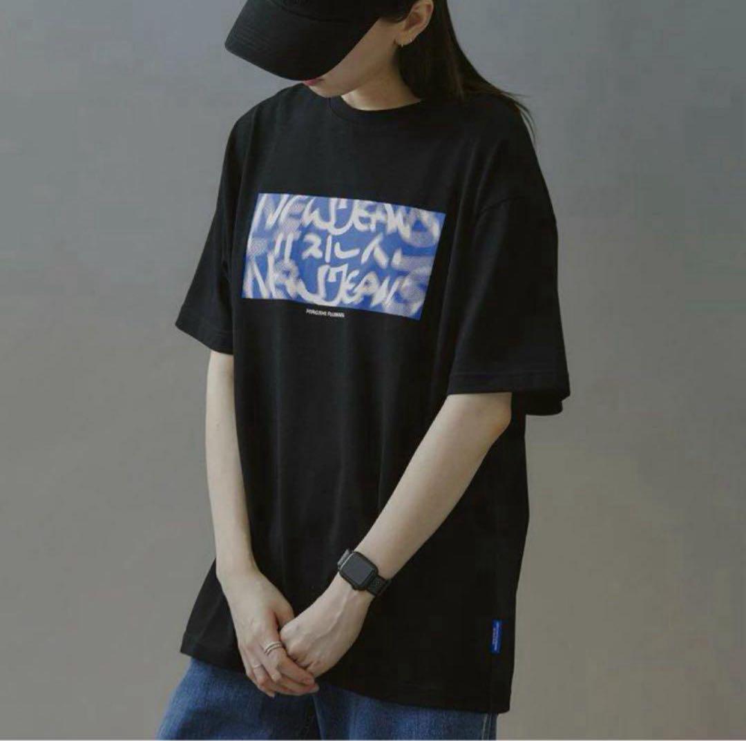 L NewJeans × Hiroshi Fujiwara ver.3 Tシャツ