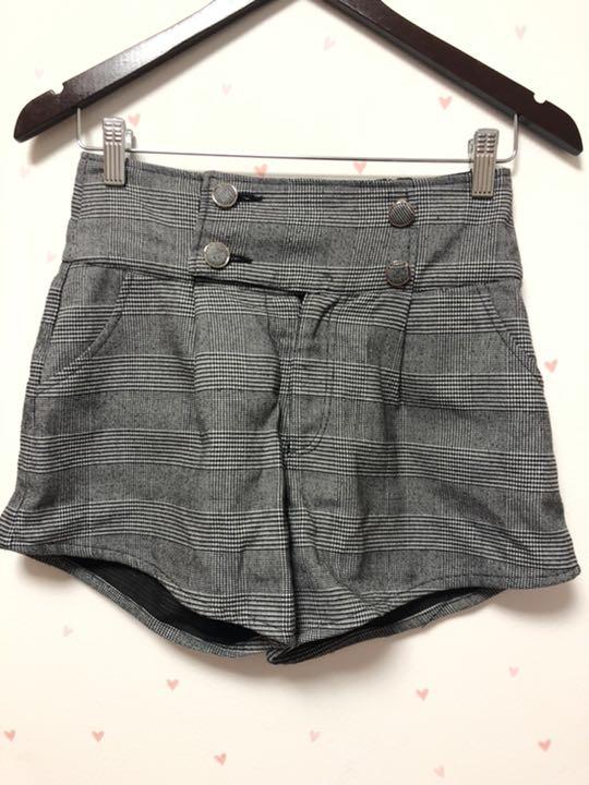 メルカリ Ingni イング ショートパンツ チェックショートパンツ ハイウエスト グレー イング 999 中古や未使用のフリマ