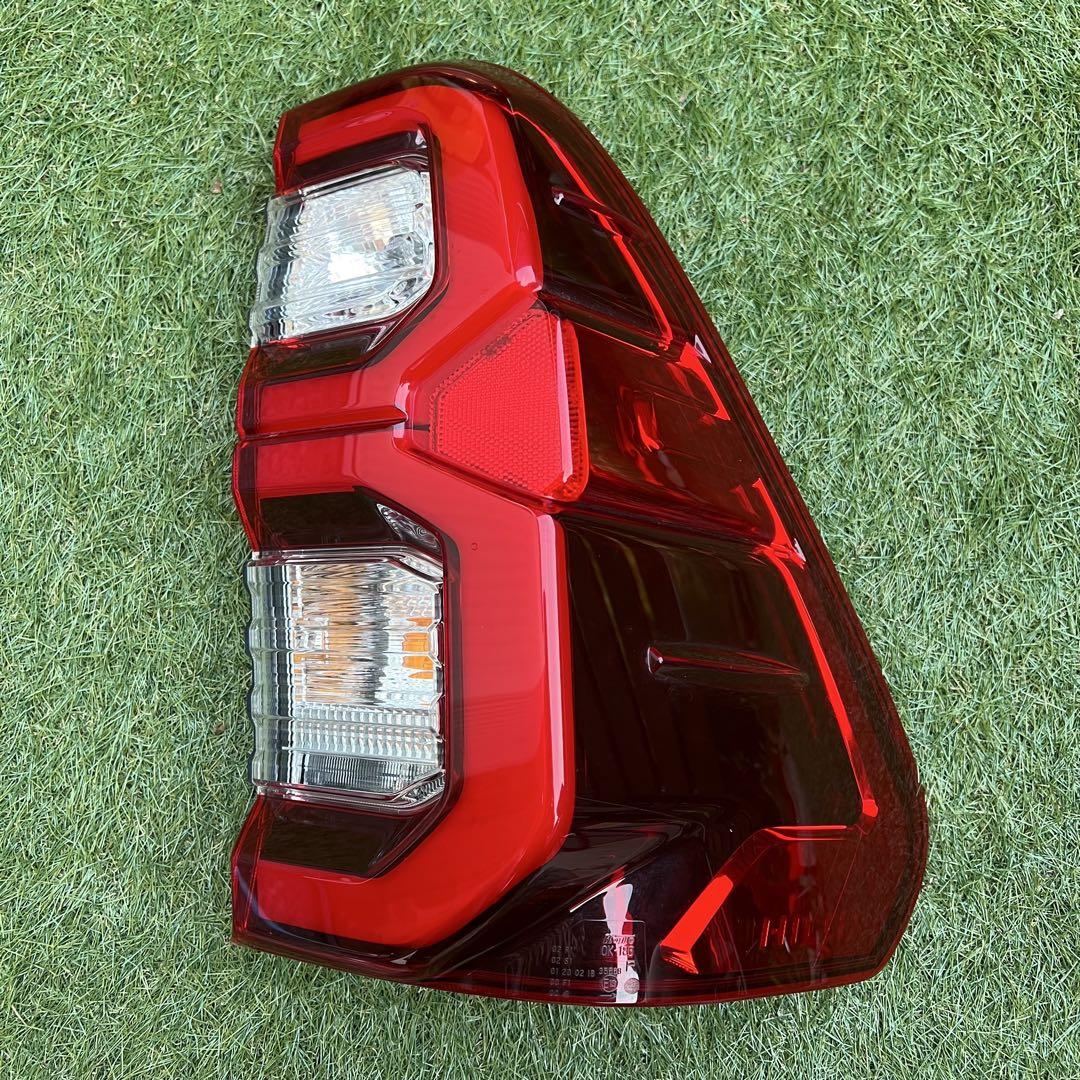 【HILUX】純正テールランプ 右