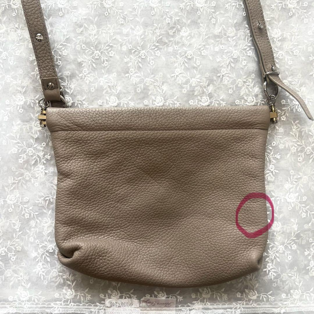 【美品】イルミーチョ レザーサコッシュ エトゥープ系色