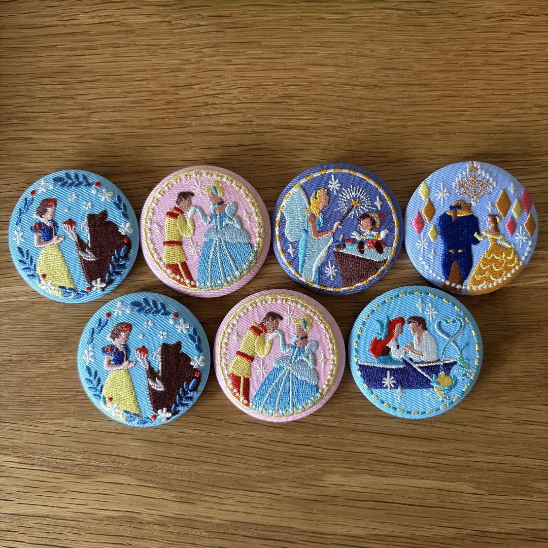 ディズニー刺繍缶バッチ7個セット Disney Characters 刺繍缶バッジビスケット2｜発売日：2025年12