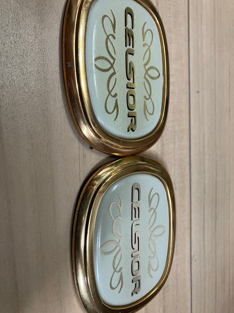 完全売切 トヨタ20前後期セルシオリアピラーゴールドエンブレム左右セット 全体的に状態が悪い BRIGHTFACE_UK