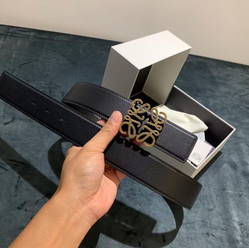装飾的なデザインの黒レザーベルト【美品】 装飾的な銀色バックルの黒レザーベルト - メルカリ