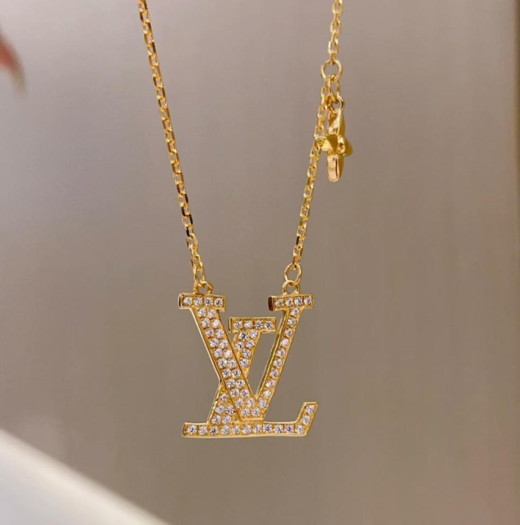 ルイ・ヴィトンクラシックダイヤいっぱいのアルファベット小花ネックレスです 美品‌ LOUIS VUITTONアルファベット花のダイヤのネックレスです極美品