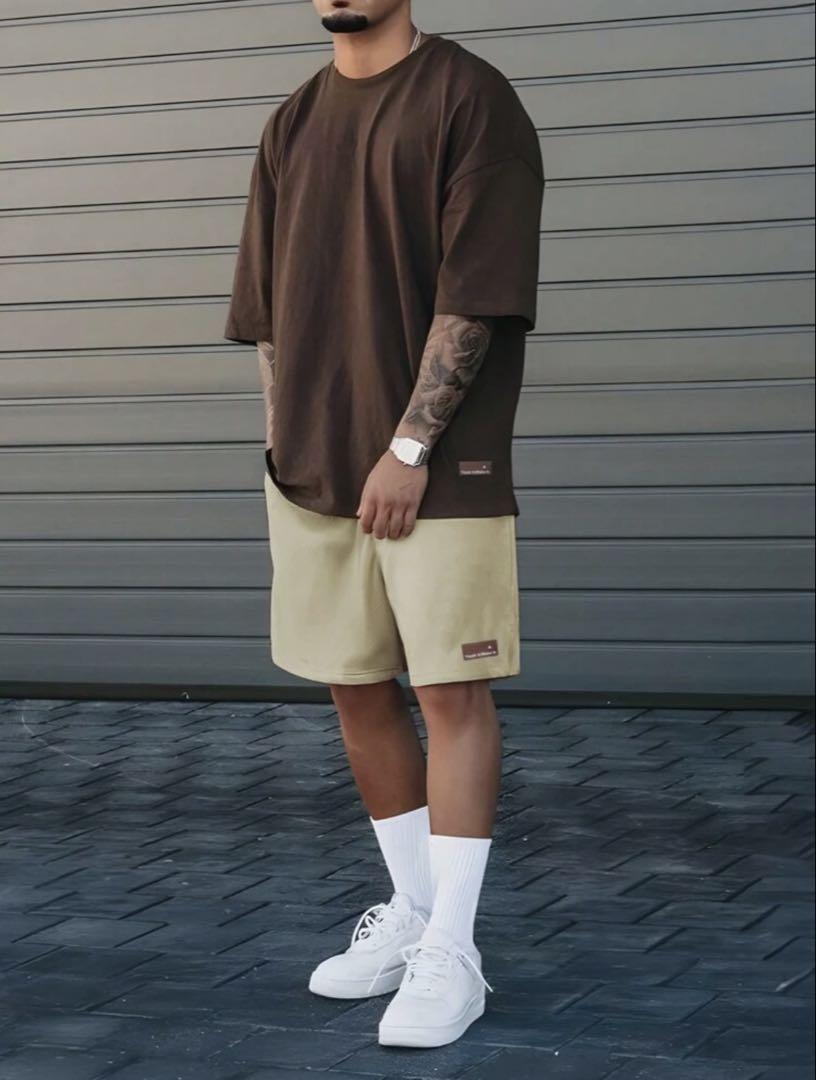 ブラウンTシャツとベージュショートパンツセット