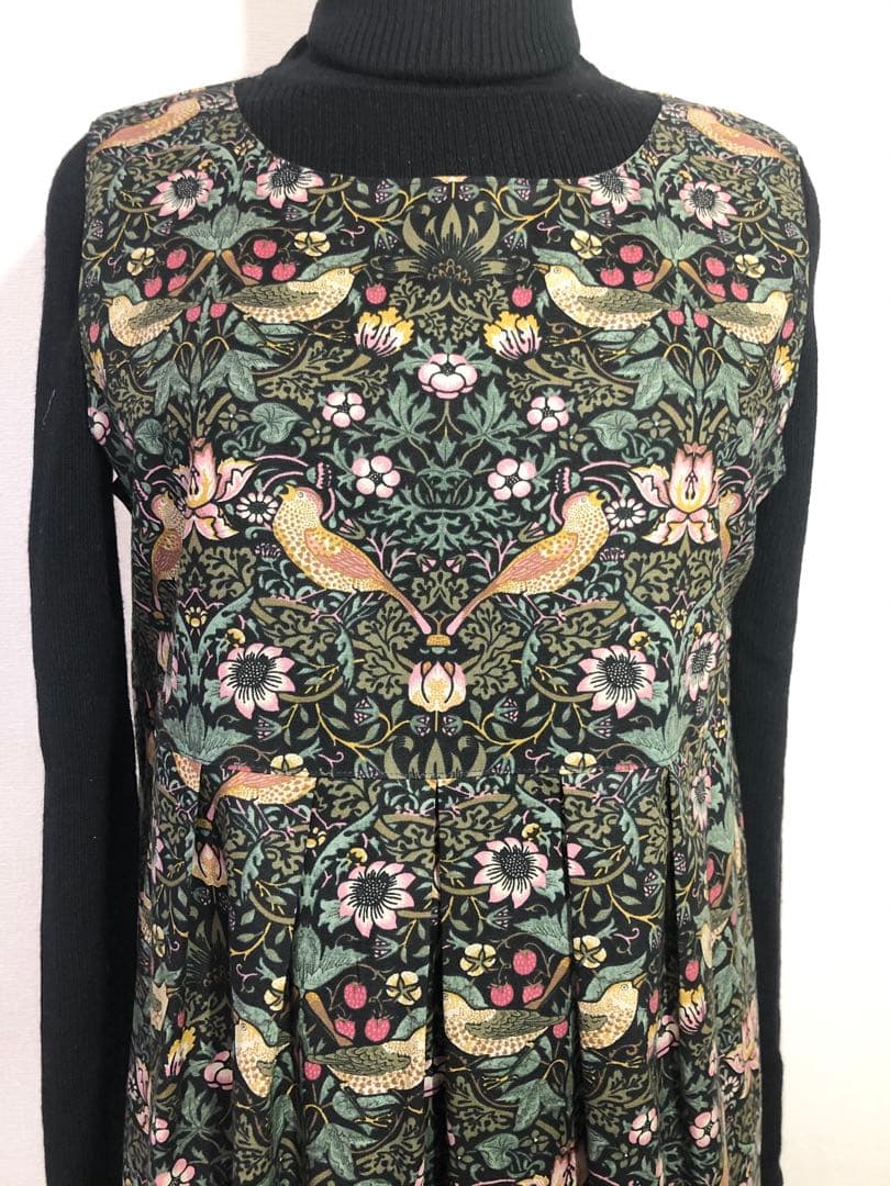 ウィリアムモリス タックワンピース(ストローベリーシーフ)BK ウィリアムモリス タックワンピース(ストローベリーシーフ)BK